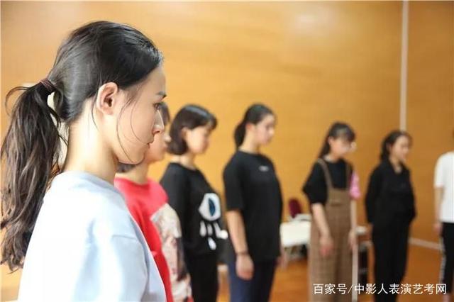 演員是一個(gè)什么樣的角色:深度解析其藝術(shù)使命與職業(yè)內(nèi)涵