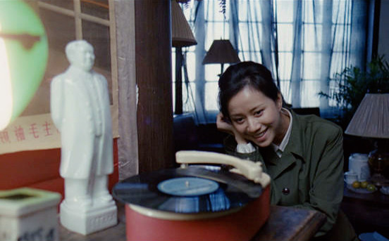 光影之外:一場(chǎng)關(guān)于賀軍翔邱澤對(duì)比照的深夜思辨