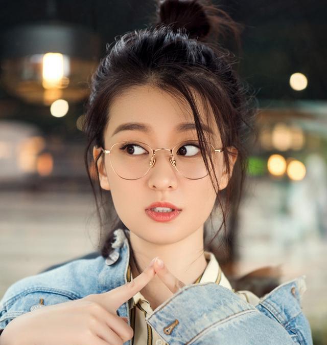 喬欣家庭背景深度解析:探秘?zé)赡粌?nèi)外的人生底色與成長軌跡