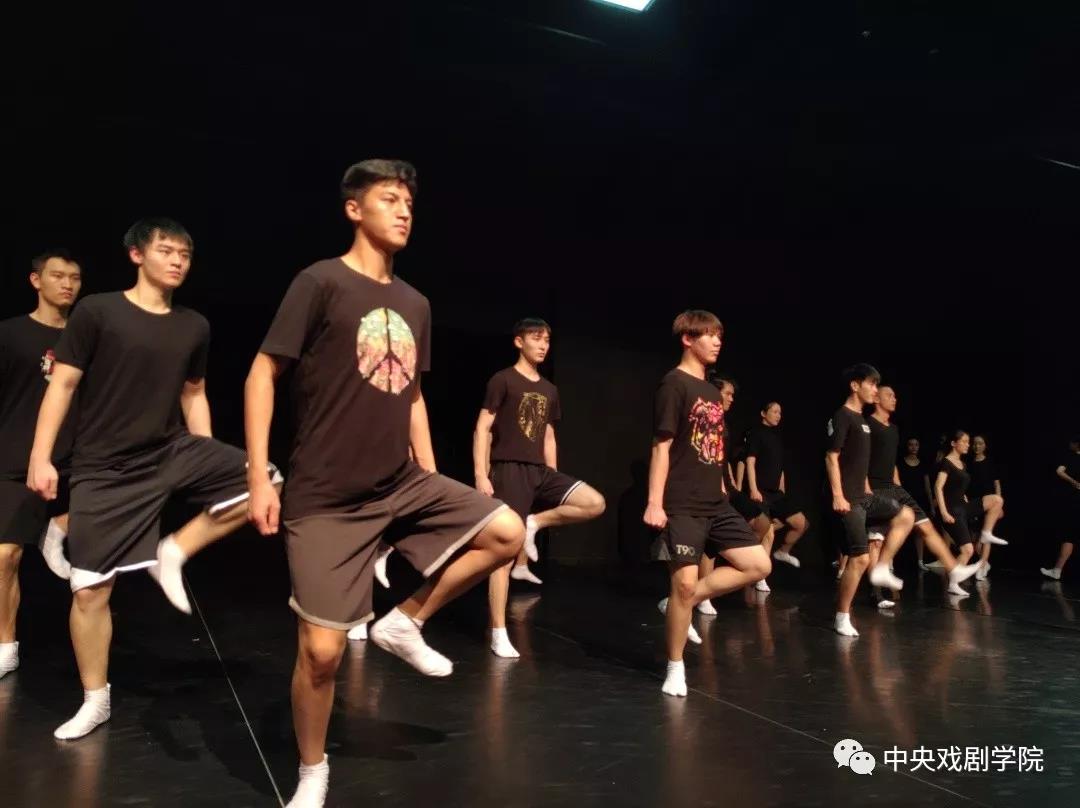 精讀楊洋吊威亞突出表現(xiàn):深度解析與幕后全攻略