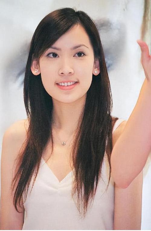 時(shí)光畫(huà)廊:探秘陳若儀驚艷寫(xiě)真背后的光影對(duì)話